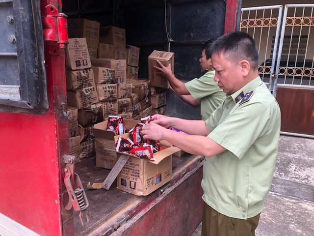 Đồ ăn gắn mác 'nội địa' Trung Quốc giá siêu rẻ bán tràn lan - Hình 3 Do an gan mac 'noi dia' Trung Quoc gia sieu re ban tran lan-Hinh-3