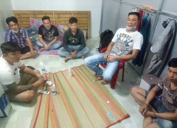 Phá ổ bạc trong tiệm cầm đồ thủ giữ nhiều súng, mã tấu Pha o bac trong tiem cam do thu giu nhieu sung, ma tau