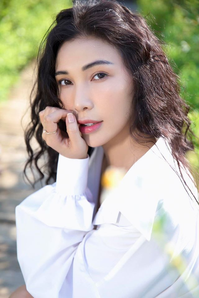 Quỳnh Thư khó chịu ra mặt khi bị mời tiếp rượu - Hình 2 Quynh Thu kho chiu ra mat khi bi moi tiep ruou-Hinh-2