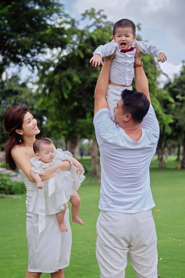Hành trình sinh nở không ngừng nghỉ trong 9 năm của người đẹp Oanh Yến - Hình 4 Hanh trinh sinh no khong ngung nghi trong 9 nam cua nguoi dep Oanh Yen-Hinh-4