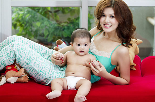 Hành trình sinh nở không ngừng nghỉ trong 9 năm của người đẹp Oanh Yến - Hình 2 Hanh trinh sinh no khong ngung nghi trong 9 nam cua nguoi dep Oanh Yen-Hinh-2
