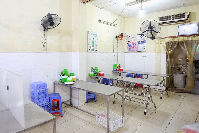 Mở cửa lại sau cách ly, chủ quán ăn bình dân chi tiền làm điều bất ngờ - Hình 4 Mo cua lai sau cach ly, chu quan an binh dan chi tien lam dieu bat ngo-Hinh-4