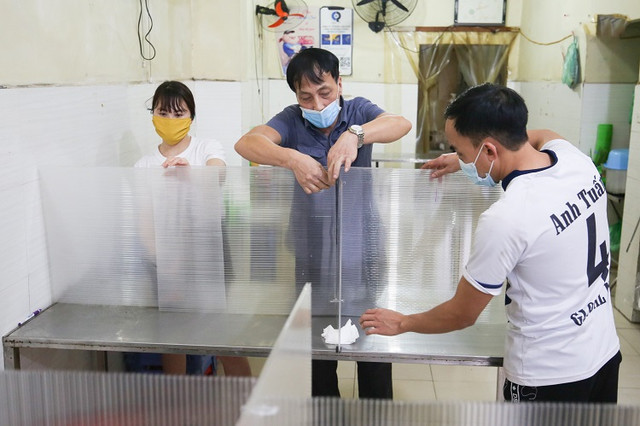 Mở cửa lại sau cách ly, chủ quán ăn bình dân chi tiền làm điều bất ngờ Mo cua lai sau cach ly, chu quan an binh dan chi tien lam dieu bat ngo