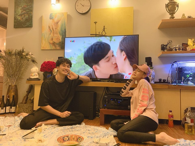 Quỳnh búp bê tiết lộ cảnh nóng với trai trẻ trong hậu trường phim - Hình 2 Quynh bup be tiet lo canh nong voi trai tre trong hau truong phim-Hinh-2