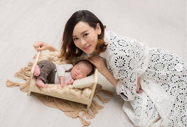 Sinh con được 3 tháng, Hoa hậu Hong Kong vất vả đi hát kiếm tiền Sinh con duoc 3 thang, Hoa hau Hong Kong vat va di hat kiem tien