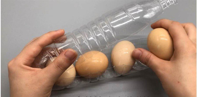 Cho 2 chai nước vào giặt cùng áo quần, bạn sẽ thấy sự khác biệt - Hình 3 Cho 2 chai nuoc vao giat cung ao quan, ban se thay su khac biet-Hinh-3