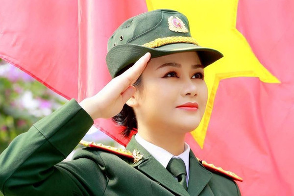 Điều ít biết về đại úy đóng mẹ Khả Ngân trong "11 tháng 5 ngày" - Hình 2 Dieu it biet ve dai uy dong me Kha Ngan trong