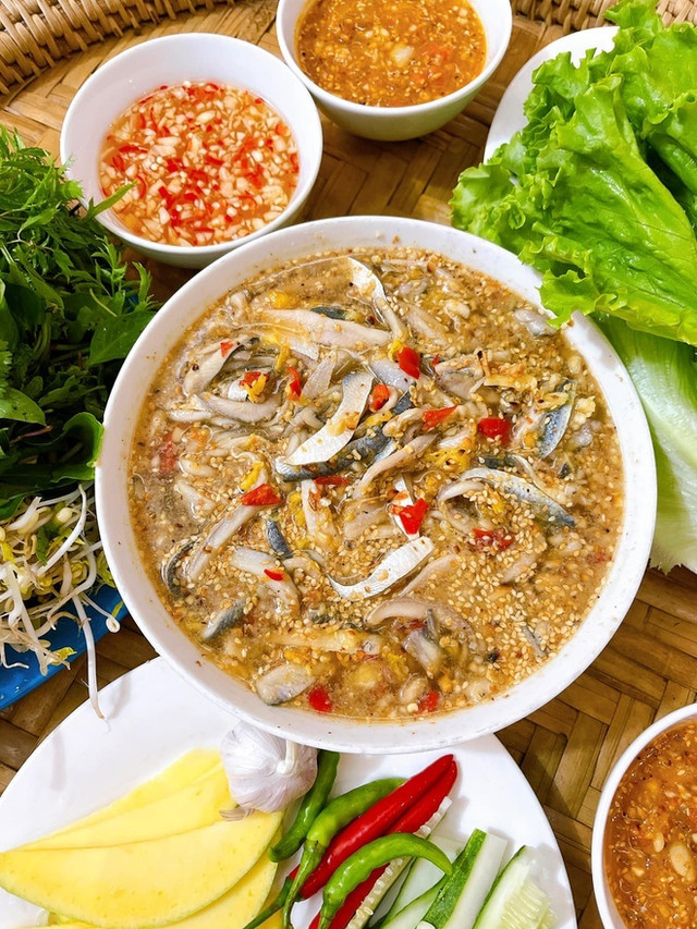 Đặc sản cá trích "ăn tươi nuốt sống" nổi tiếng ở Đà Nẵng Dac san ca trich