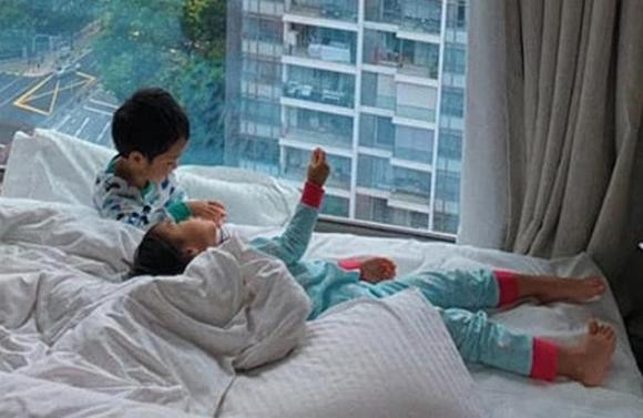 Được em gái hỏi về chuyện hôn bạn gái, con trai Hà Tăng trả lời gì? - Hình 2 Duoc em gai hoi ve chuyen hon ban gai, con trai Ha Tang tra loi gi?-Hinh-2