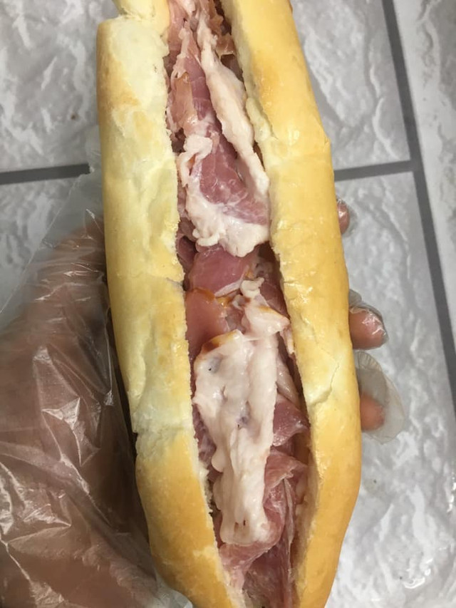 Tranh cãi về quán bánh mì bán thịt sống ở Hà Nội Tranh cai ve quan banh mi ban thit song o Ha Noi