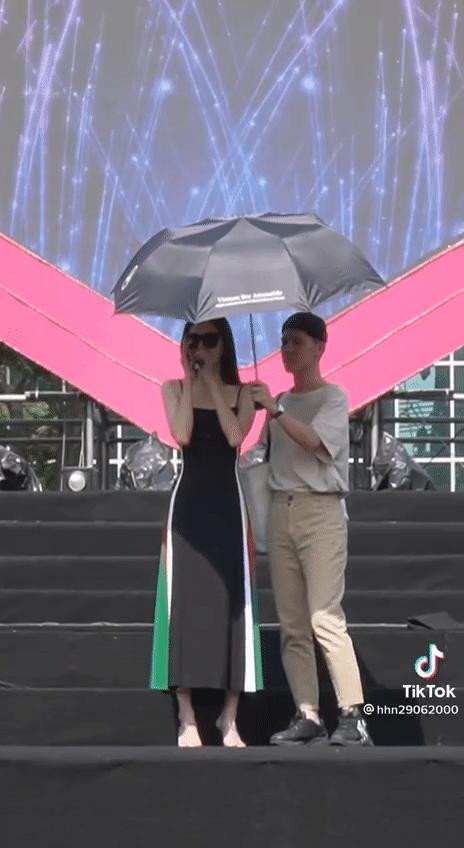 2 khoảnh khắc "bố đời, mẹ thiên hạ" của Sơn Tùng - Hương Giang - Hình 3 2 khoanh khac