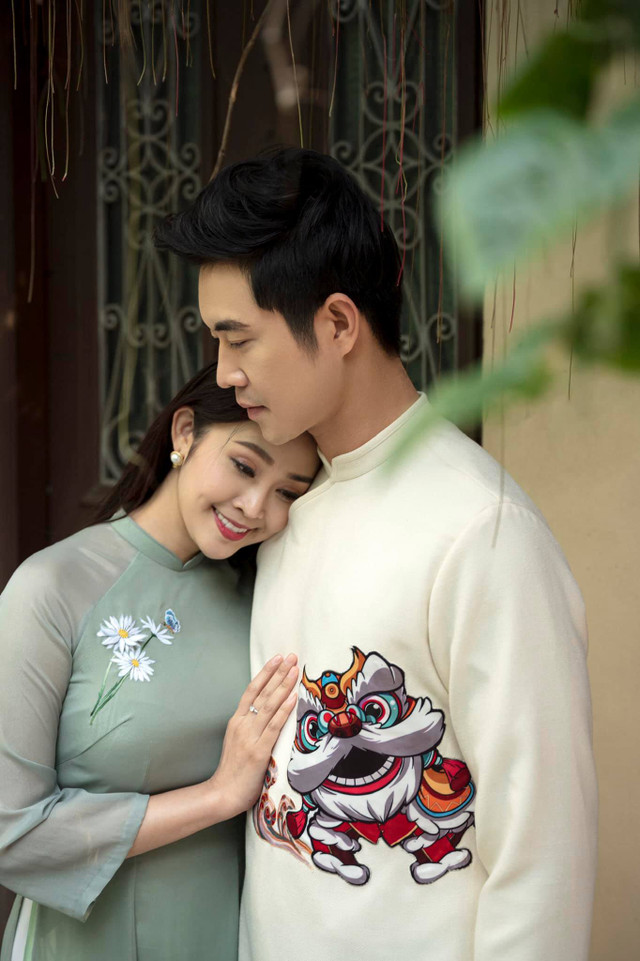 Công an Đông "Phố trong làng" bật mí về bà xã là MC nổi tiếng VTV Cong an Dong