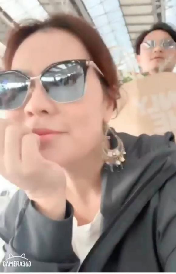 Quý Bình hội ngộ bà xã đại gia sau vài tháng xa cách Quy Binh hoi ngo ba xa dai gia sau vai thang xa cach