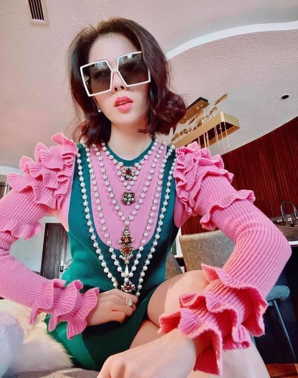 Lệ Quyên lại chơi mốt "hồng sến" dù tuyên bố: "Không thích màu hường" - Hình 6 Le Quyen lai choi mot