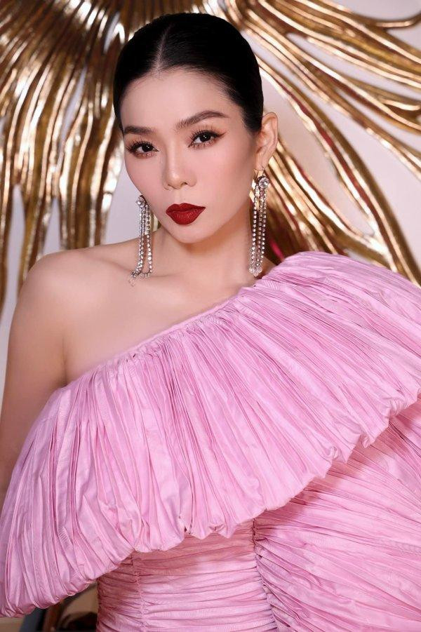Lệ Quyên lại chơi mốt "hồng sến" dù tuyên bố: "Không thích màu hường" - Hình 3 Le Quyen lai choi mot