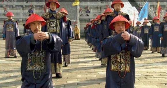 Khi yết kiến vua, vì sao các quan đại thần thường phất hai ống tay áo? - Hình 4 Khi yet kien vua, vi sao cac quan dai than thuong phat hai ong tay ao?-Hinh-4