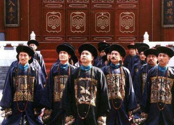 Khi yết kiến vua, vì sao các quan đại thần thường phất hai ống tay áo? - Hình 3 Khi yet kien vua, vi sao cac quan dai than thuong phat hai ong tay ao?-Hinh-3