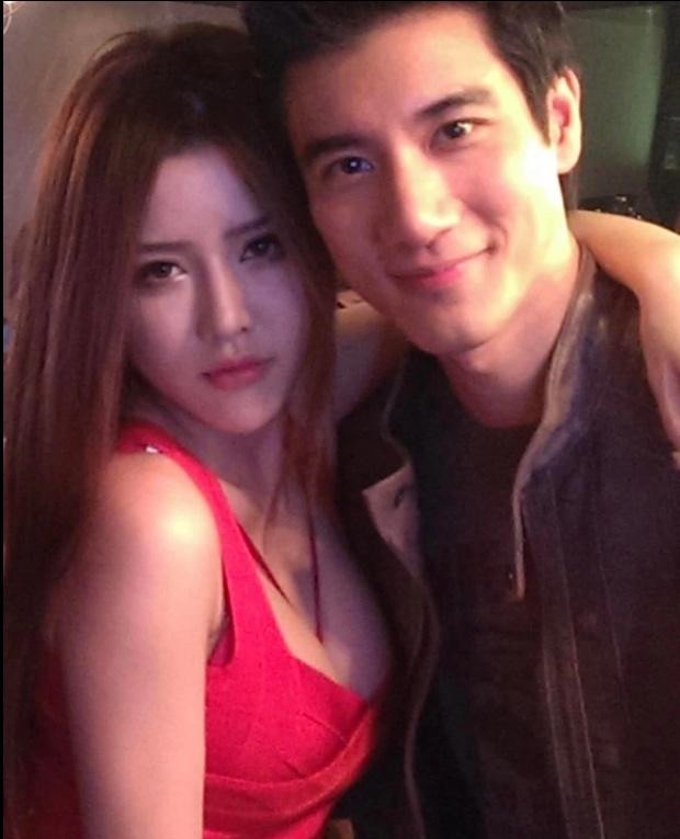 Vương Lực Hoành dòm vòng 3 Lưu Diệc Phi, đụng chạm loạt sao nữ - Hình 9 Vuong Luc Hoanh dom vong 3 Luu Diec Phi, dung cham loat sao nu-Hinh-9