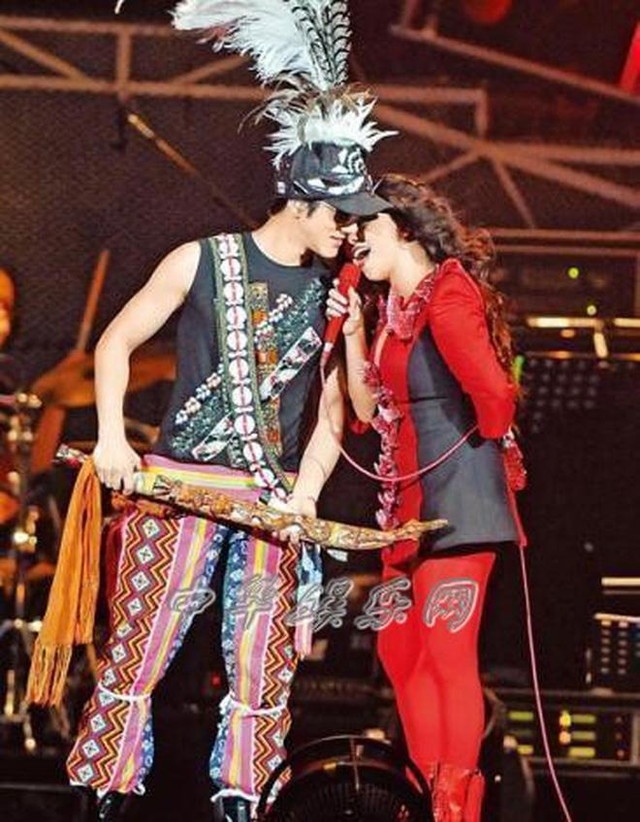 Vương Lực Hoành dòm vòng 3 Lưu Diệc Phi, đụng chạm loạt sao nữ - Hình 7 Vuong Luc Hoanh dom vong 3 Luu Diec Phi, dung cham loat sao nu-Hinh-7
