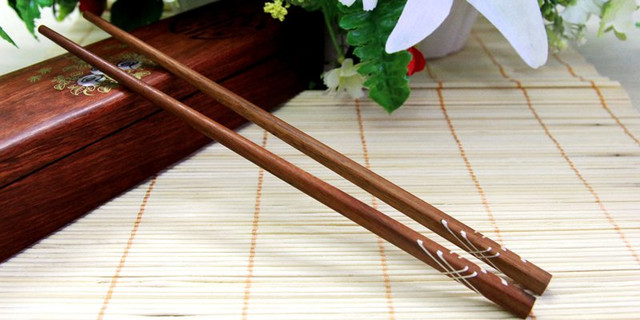 Cách phân biệt đũa gỗ tự nhiên và đũa nhuộm phẩm màu chuẩn nhất - Hình 2 Cach phan biet dua go tu nhien va dua nhuom pham mau chuan nhat-Hinh-2