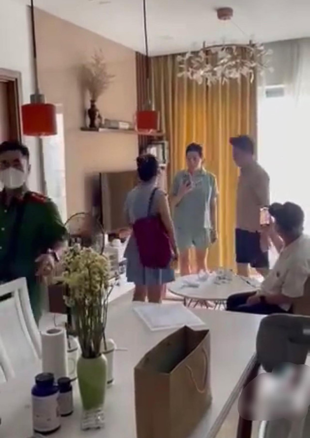 Vợ mời công an đi cùng để bắt quả tang chồng sống chung với nhân tình - Hình 2 Vo moi cong an di cung de bat qua tang chong song chung voi nhan tinh-Hinh-2