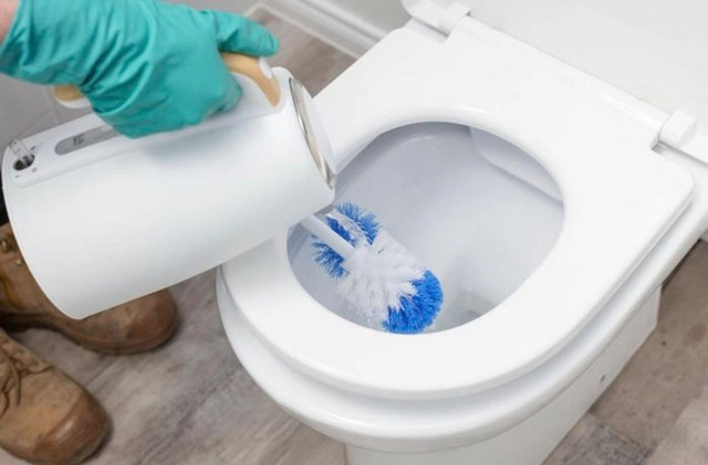 Bồn cầu cáu bẩn cứ áp dụng cách này, chỉ vài phút là trắng sạch Bon cau cau ban cu ap dung cach nay, chi vai phut la trang sach
