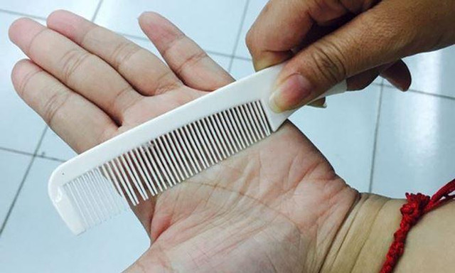 Dùng lược chải vào lòng bàn tay 10 phút mỗi ngày, cơ thể thay đổi kỳ diệu Dung luoc chai vao long ban tay 10 phut moi ngay, co the thay doi ky dieu