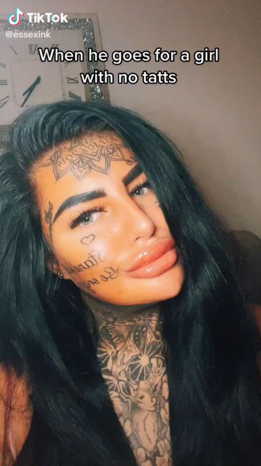 Bà mẹ xăm hình trên mặt không ngại khi bị nhìn chằm chằm - Hình 2 Ba me xam hinh tren mat khong ngai khi bi nhin cham cham-Hinh-2