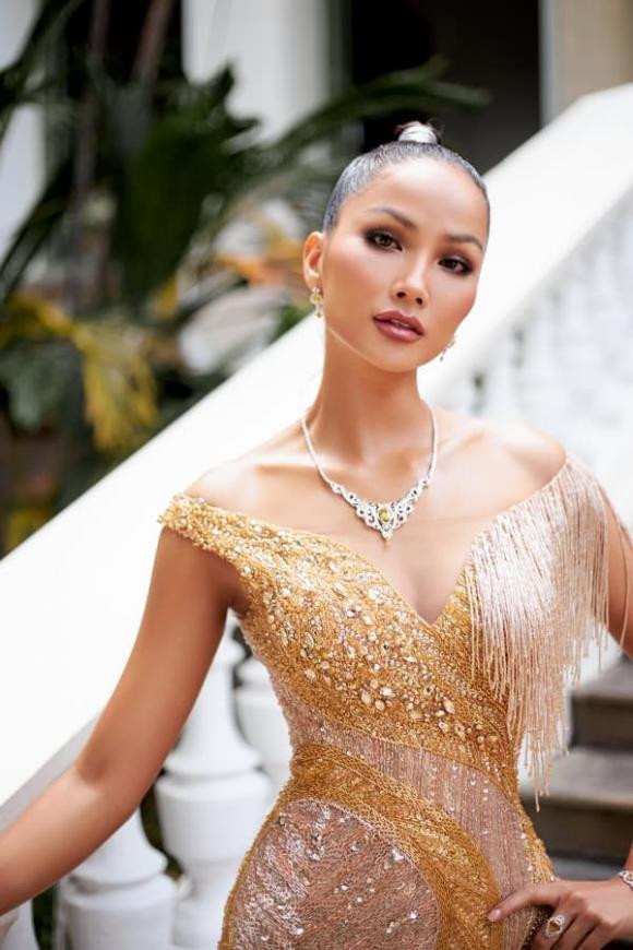 Bắt gặp H'Hen Niê vẫy taxi đi đường, body thật có như ảnh? - Hình 9 Bat gap H'Hen Nie vay taxi di duong, body that co nhu anh?-Hinh-9