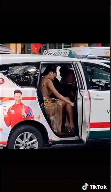 Bắt gặp H'Hen Niê vẫy taxi đi đường, body thật có như ảnh? - Hình 3 Bat gap H'Hen Nie vay taxi di duong, body that co nhu anh?-Hinh-3