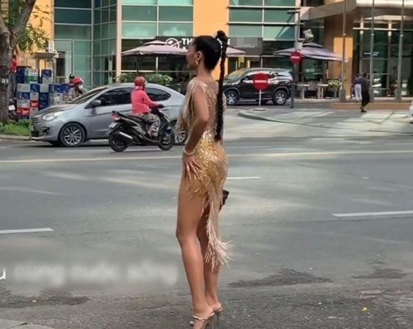 Bắt gặp H'Hen Niê vẫy taxi đi đường, body thật có như ảnh? Bat gap H'Hen Nie vay taxi di duong, body that co nhu anh?