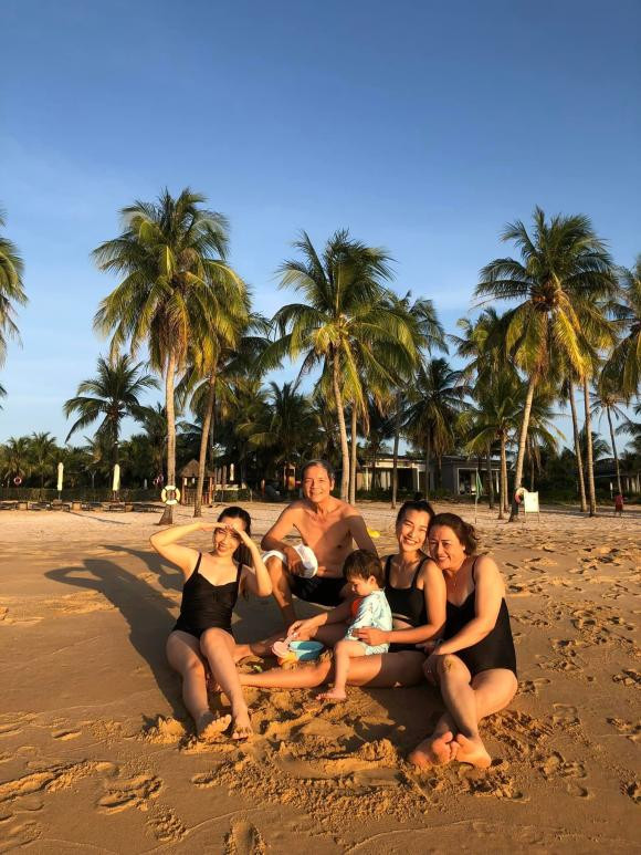 Hé lộ chân dung hai người em kín tiếng của MC Hoàng Oanh - Hình 2 He lo chan dung hai nguoi em kin tieng cua MC Hoang Oanh-Hinh-2