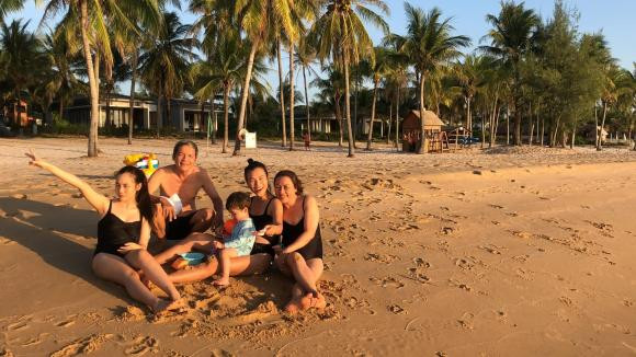 Hé lộ chân dung hai người em kín tiếng của MC Hoàng Oanh - Hình 3 He lo chan dung hai nguoi em kin tieng cua MC Hoang Oanh-Hinh-3