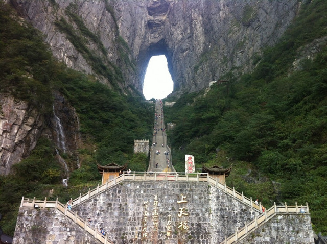 Câu chuyện thần bí xung quanh cổng trời Trung Quốc Cau chuyen than bi xung quanh cong troi Trung Quoc