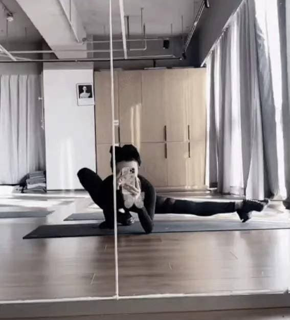Kim Xảo Xảo gây sốt với nhan sắc "lão hóa ngược" ở tuổi U50 - Hình 2 Kim Xao Xao gay sot voi nhan sac