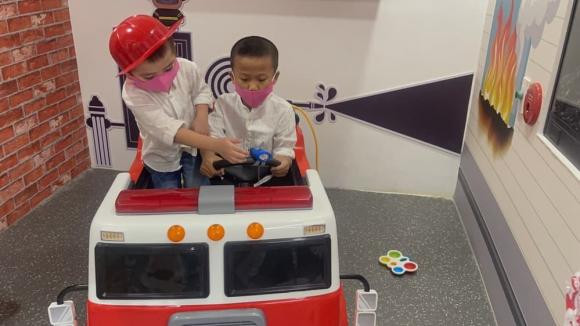 Trang Trần bao cả khu vui chơi cho con gái và con nuôi Phi Nhung giải trí - Hình 2 Trang Tran bao ca khu vui choi cho con gai va con nuoi Phi Nhung giai tri-Hinh-2