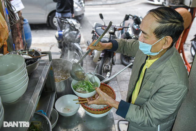 Quán phở lạ đời ở Hà Nội: 40 năm tuyệt đối không dùng chanh, quất - Hình 2 Quan pho la doi o Ha Noi: 40 nam tuyet doi khong dung chanh, quat-Hinh-2