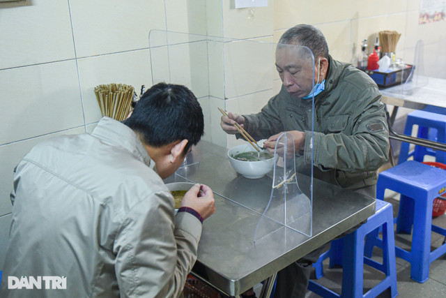 Quán phở lạ đời ở Hà Nội: 40 năm tuyệt đối không dùng chanh, quất - Hình 10 Quan pho la doi o Ha Noi: 40 nam tuyet doi khong dung chanh, quat-Hinh-10