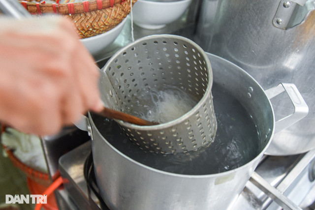 Quán phở lạ đời ở Hà Nội: 40 năm tuyệt đối không dùng chanh, quất - Hình 3 Quan pho la doi o Ha Noi: 40 nam tuyet doi khong dung chanh, quat-Hinh-3