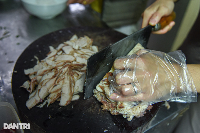 Quán phở lạ đời ở Hà Nội: 40 năm tuyệt đối không dùng chanh, quất - Hình 5 Quan pho la doi o Ha Noi: 40 nam tuyet doi khong dung chanh, quat-Hinh-5