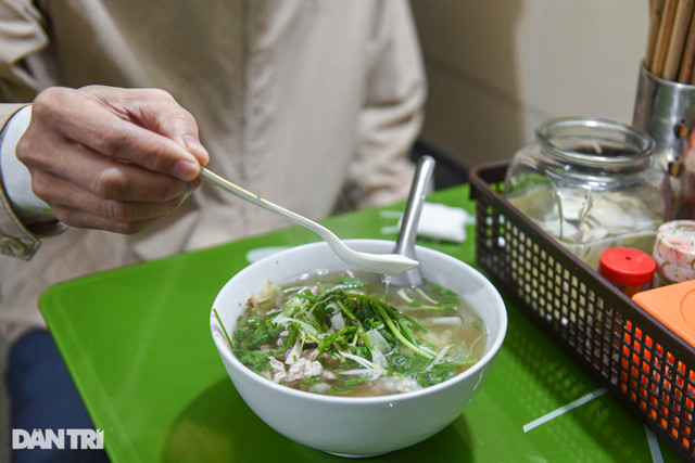 Quán phở lạ đời ở Hà Nội: 40 năm tuyệt đối không dùng chanh, quất - Hình 8 Quan pho la doi o Ha Noi: 40 nam tuyet doi khong dung chanh, quat-Hinh-8