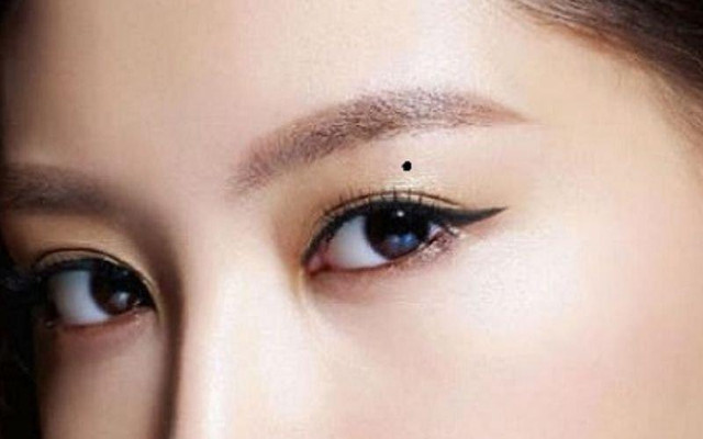 5 nốt ruồi trên mặt báo điềm xui xẻo, tiểu nhân không ngừng rình mò 5 not ruoi tren mat bao diem xui xeo, tieu nhan khong ngung rinh mo