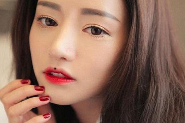 5 nốt ruồi trên mặt báo điềm xui xẻo, tiểu nhân không ngừng rình mò - Hình 3 5 not ruoi tren mat bao diem xui xeo, tieu nhan khong ngung rinh mo-Hinh-3