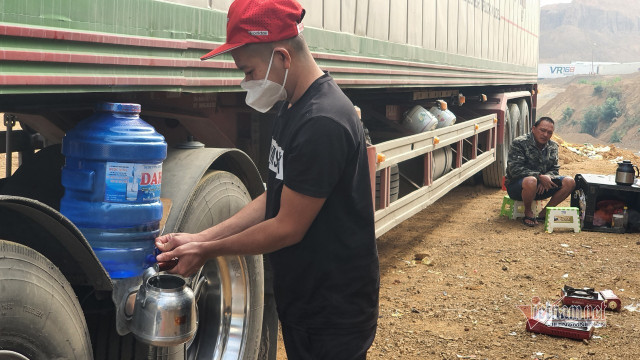 Thảm cảnh tắc hàng sang Trung Quốc còn lâu mới hết Tham canh tac hang sang Trung Quoc con lau moi het