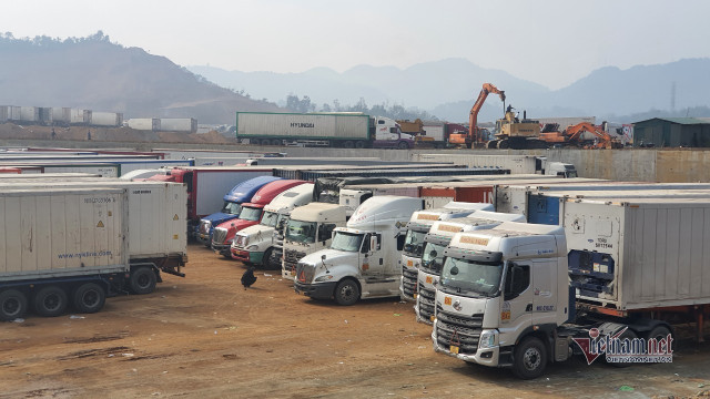 Thảm cảnh tắc hàng sang Trung Quốc còn lâu mới hết - Hình 2 Tham canh tac hang sang Trung Quoc con lau moi het-Hinh-2
