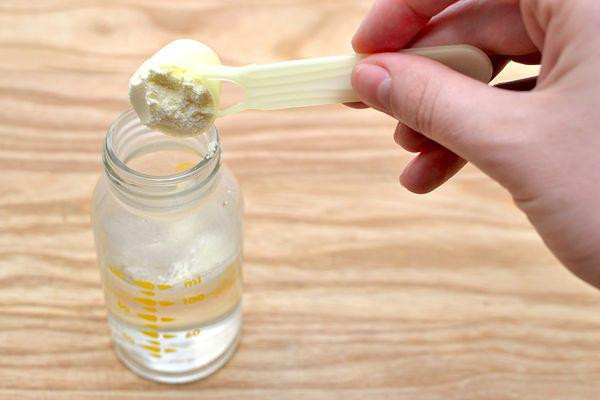 Cho sữa vào trước hay nước vào trước khi pha sữa bột cho con? - Hình 2 Cho sua vao truoc hay nuoc vao truoc khi pha sua bot cho con?-Hinh-2