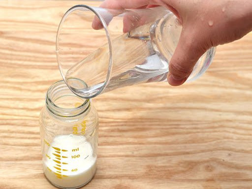 Cho sữa vào trước hay nước vào trước khi pha sữa bột cho con? Cho sua vao truoc hay nuoc vao truoc khi pha sua bot cho con?