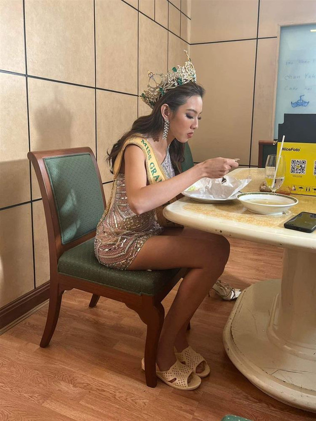 Thùy Tiên chân đi dép tổ ong đầu đội vương miện Miss Grand 12 tỷ Thuy Tien chan di dep to ong dau doi vuong mien Miss Grand 12 ty