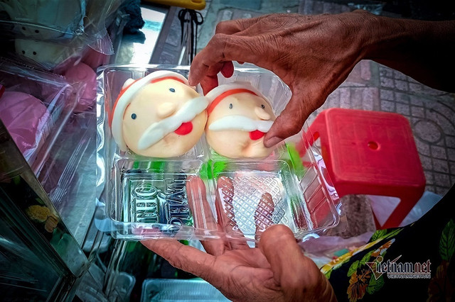 Độc nhất năm nay, bánh bao ông già Noel đắt khách - Hình 2 Doc nhat nam nay, banh bao ong gia Noel dat khach-Hinh-2