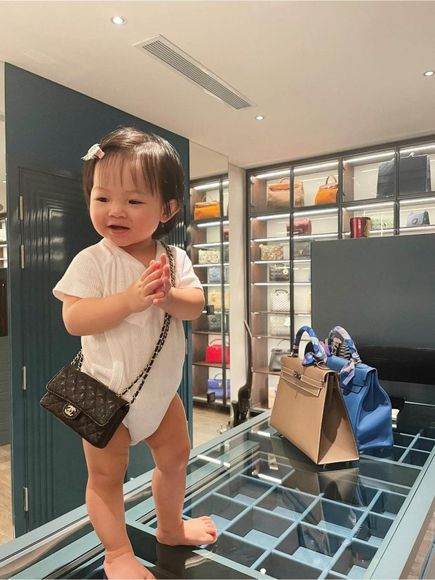 Con gái Cường Đô La cầm điện thoại hơn 30 triệu làm đồ chơi - Hình 2 Con gai Cuong Do La cam dien thoai hon 30 trieu lam do choi-Hinh-2